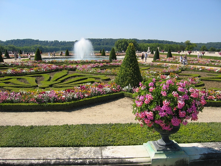 08 Versailles garden and fountain.jpg